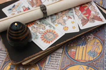 Die Hexe als Kartenlegerin Foto: © mimon @ Fotolia