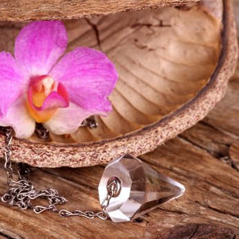 Pendeln am Telefon - Unterstützung für wichtige Entscheidungen Pendeln am Telefon - Unterstützung für wichtige Entscheidungen Foto: © Marina Lohrbach @ Fotolia