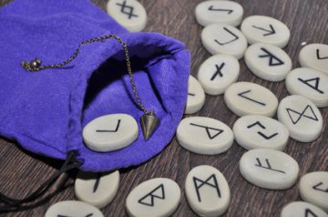Runen - die Magie der Runen sinnvoll nutzen Foto: © Fotosasch @ Fotolia
