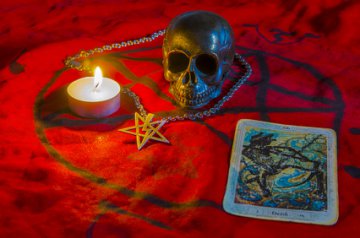 Crowley Tarot - Wissenswertes zu Aleister Crowley und seinen Karten Foto: © damiripavec @ Fotolia