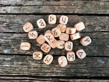 Rune 12 im Futhark - Jera Foto: © ALICE_NOIR @ shutterstock