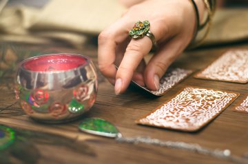 Rider Waite Tarot – Kartenlegen bei Entscheidungsschwierigkeiten Rider Waite Tarot – Kartenlegen bei Entscheidungsschwierigkeiten Foto: © n_defender @ shutterstock