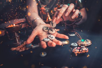 Esoterik & Spiritualität - alles Humbug oder eine Bereicherung fürs Leben? Esoterik & Spiritualität - alles Humbug oder eine Bereicherung fürs Leben?  Foto: ©  STEKLO @ shutterstock