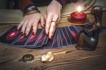 Die tiefere Bedeutung der Tarotkarte „Die Hohepriesterin“ im Rider-Waite Tarot Die tiefere Bedeutung der Tarotkarte „Die Hohepriesterin“ im Rider-Waite Tarot Foto: © n defender @ shutterstock