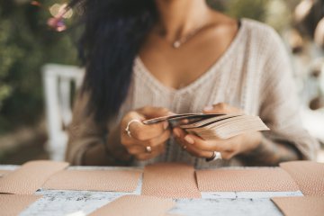 Die Tarotkarte Der Gehängte und die tiefere Bedeutung im Rider-Waite Tarot Die Tarotkarte Der Gehängte und die tiefere Bedeutung im Rider-Waite Tarot Foto: © Natalie magic @ shutterstock