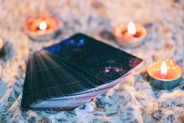 Aleister Crowley und Lady Frieda Harris: Die okkulten Figuren hinter dem Thoth Tarot Foto: © Bigc Studio.jpeg @ AdobeStock