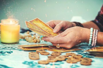 Kipperkarten - Das Geheimnis um Susanne Kipper, die Frau hinter den Kipperkarten Foto: © yanadjan.jpeg @ AdobeStock