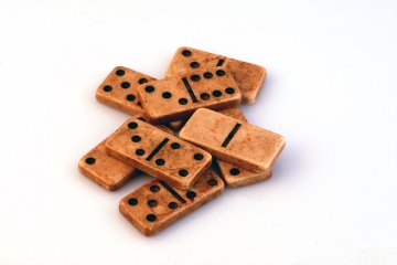 Domino-Orakel - Weissagung mit Dominosteinen und deren Zahlenkombinationen Domino-Orakel - Weissagung mit Dominosteinen und deren Zahlenkombinationen Foto: © Renato Francia.jpeg @ AdobeStock
