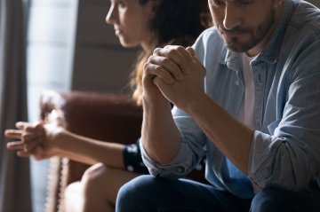 Kann man nach einem Betrug wirklich weitermachen? 4 Regeln für ehrliche Aufarbeitung  Foto: &copy;  fizkes.jpeg @ AdobeStock